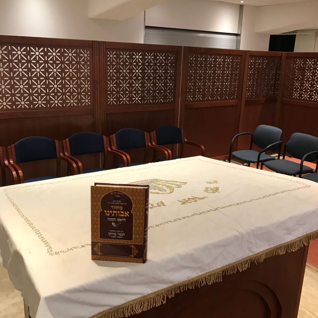 https://www.aronot-kodesh.co.il/which-items-should-be-ordered-to-be-placed-in-a-synagogue/ אילו אביזרים צריך להזמין לבית כנסת